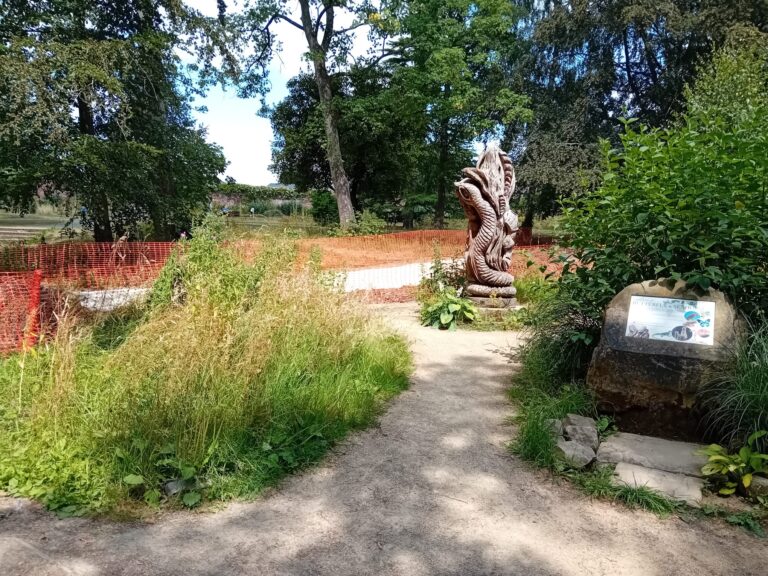 PATHWAY TO DINGLE DELL